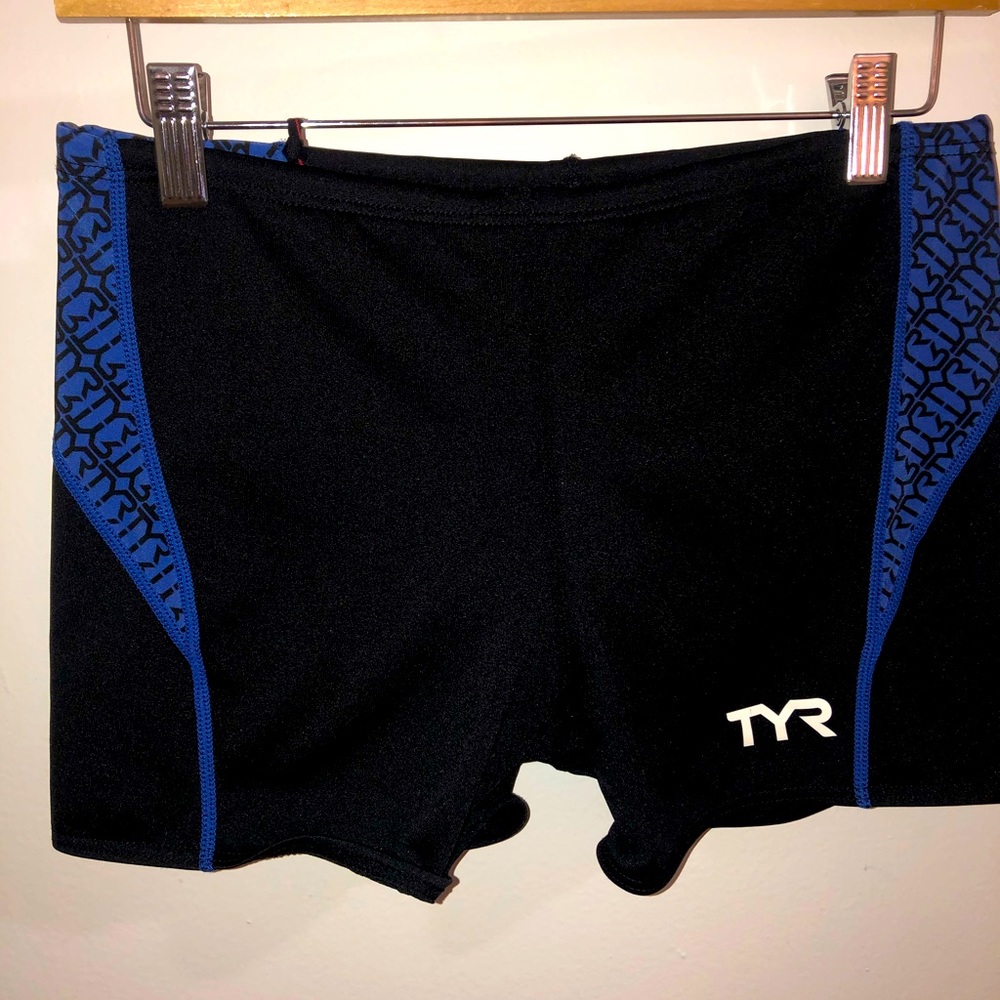 🏄‍♂️🏄‍♂️Men’s TYR square cut swim. Size L.